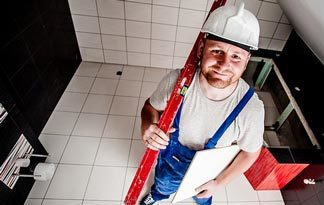 Bild: Handwerker im Einsatz (Badezimmer)