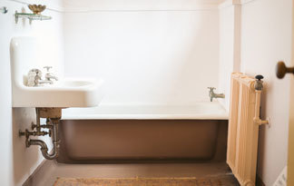 Bild: Eine Raumspar-Badewanne in einem kleinen Badezimmer