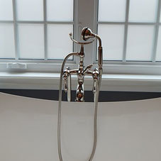 Bodenstehende Armaturen eignen sich gut für freistehende Badewannen Bild: Armatur freistehend (Badewanne)