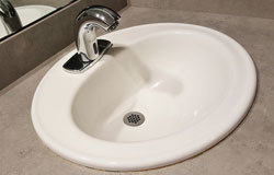 Zur Badkeramik zählen WCs, Bidets, Waschbecken und Co. Bild: Waschbecken (Badkeramik)