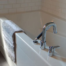 Wannenrand-Armaturen nehmen wenig Platz in Anspruch und können auch im Liegen einfach bedient werden Bild: Wannenrand-Armatur für die Badewanne