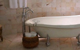 Eine bodenstehende Armatur wird für eine freistehende Badewanne benötigt Bild: Bodenstehende Armatur im Bad