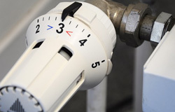 Zur Bad-Technik zählen die Heizung, Beleuchtung, Lüftung und Co. Bild: Heizkörper (Bad-Technik)