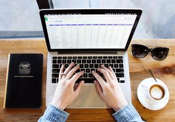 Erhalten Sie vorstrukturierte Kundenanfragen mit hoher Abschluss-Wahrscheinlichkeit Bild: Handwerker und Kundenfragen